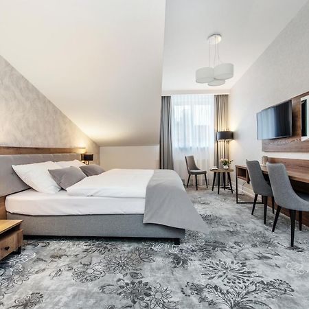 Vinfort Aparthotel Krasków Eksteriør bilde