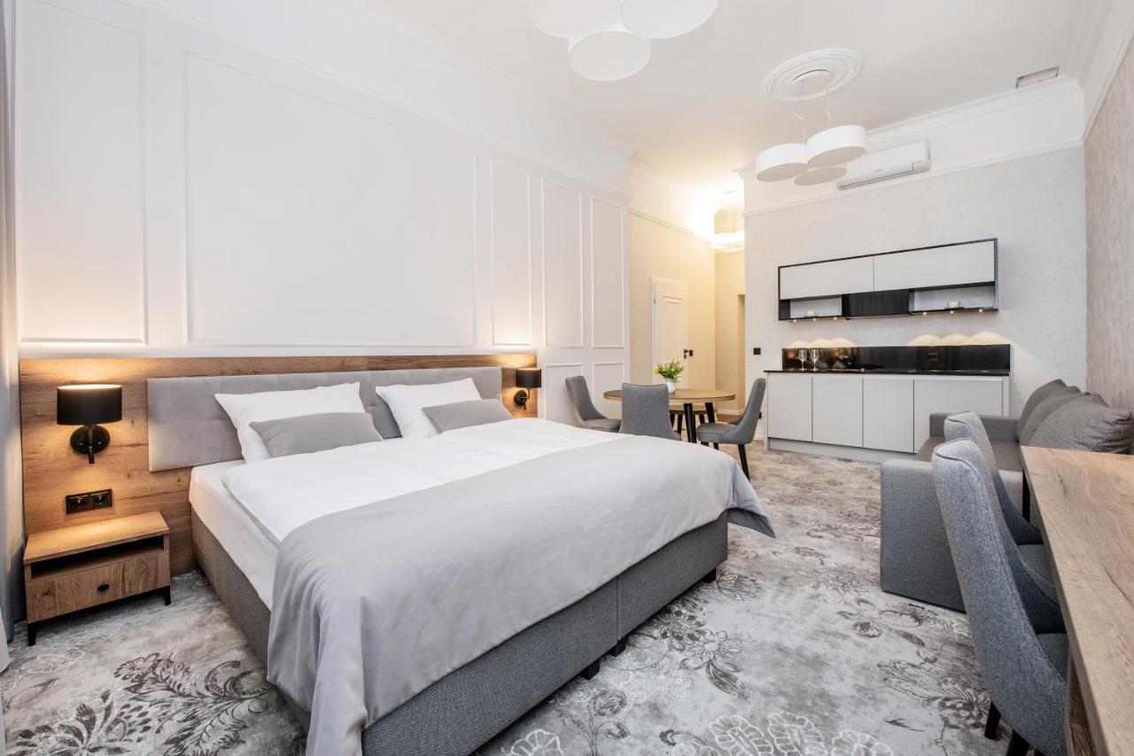 Vinfort Aparthotel Krasków Eksteriør bilde